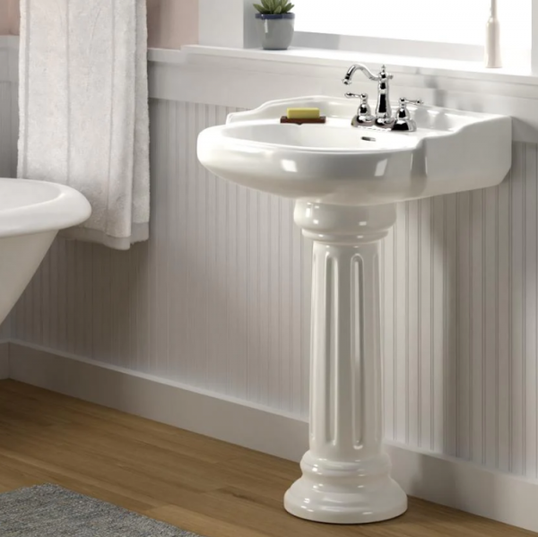 Kamar mandi dengan wastafel pedestal